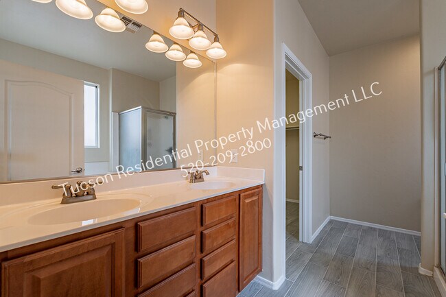 Building Photo - 4923 E Chickweed Dr