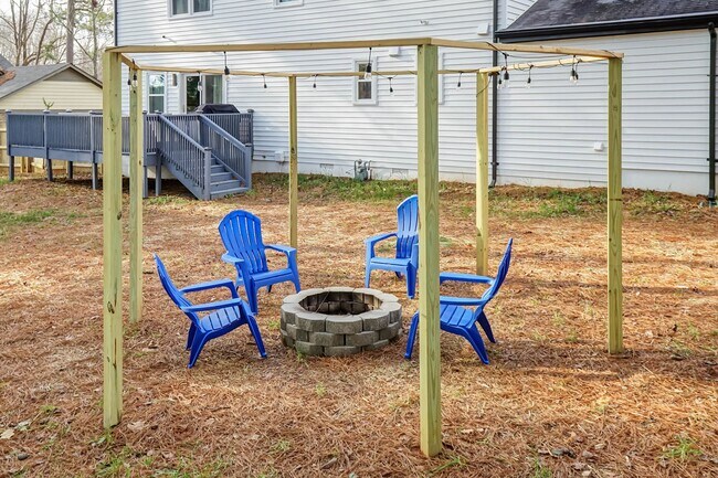 Building Photo - 4200 Pickwick Dr