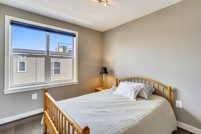 Building Photo - GREAT LOCATION!! Stunning 3BD/3.5BA luxury 4-level townhouse!
