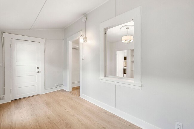 Building Photo - 2 WEEKS FREE!! Newly Renovated JR 1-Bedroo...