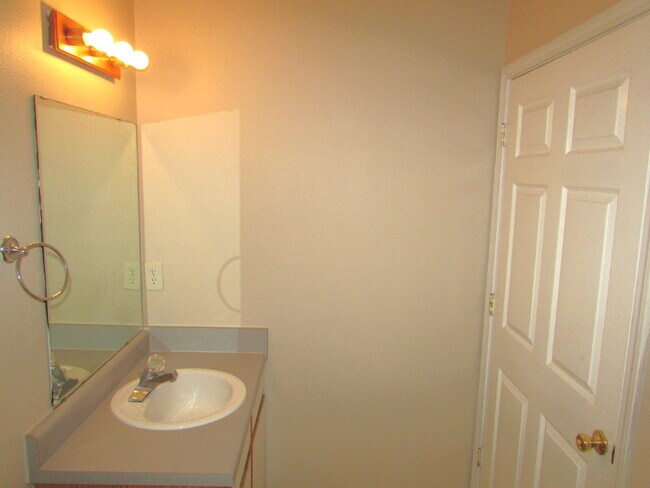 Building Photo - Available 11/17 – Spacious 2/2 Duplex with...