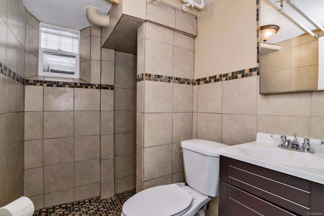 Building Photo - Gorgeous Home in Great Neighborhood! Licen...