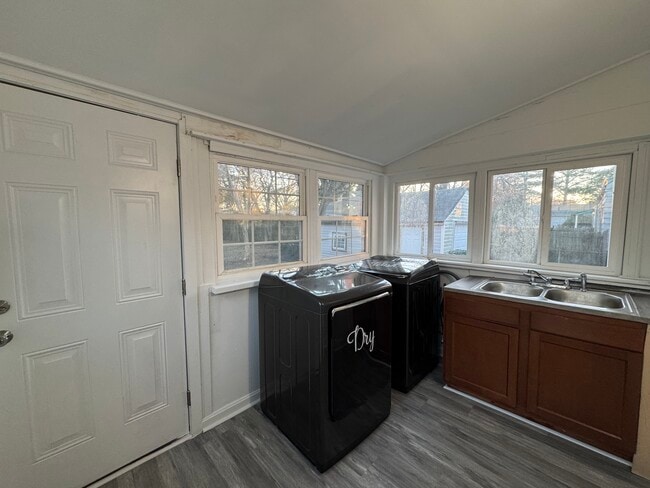 Building Photo - 515 Chapel St