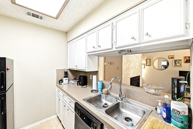 Building Photo - 2706 Salado St