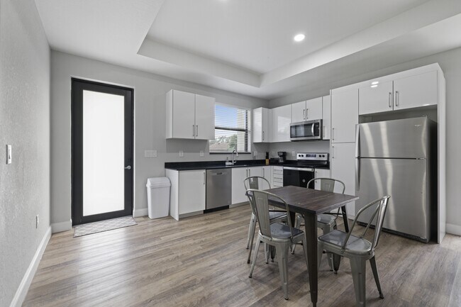 Building Photo - 1911 Lorna Ave