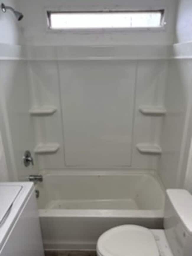 Building Photo - 2 bed, 1 bath Manufactured Home in the Mill Hollow Community!