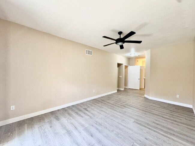 Building Photo - Beautifully Updated Downstairs 3-Bedroom, ...