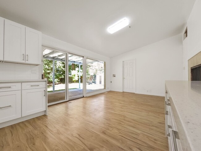 Building Photo - New Kitchen!! Beautiful family home w/extr...