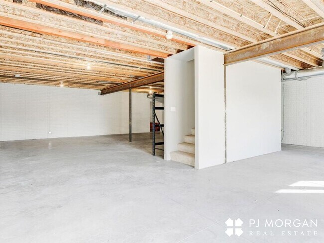 Building Photo - Tucked Away Yet Close to It All-Beautiful Elkhorn Rental has it all!