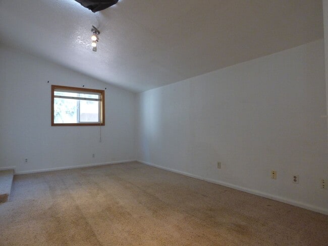 Building Photo - 3 Bedroom 1 Bath Home