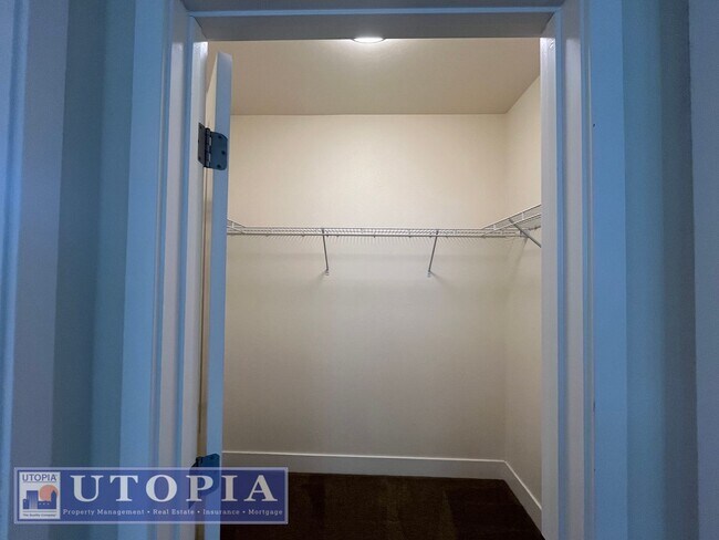 Building Photo - Spacious and Modern 3-bedroom, 3.5 bathroo...
