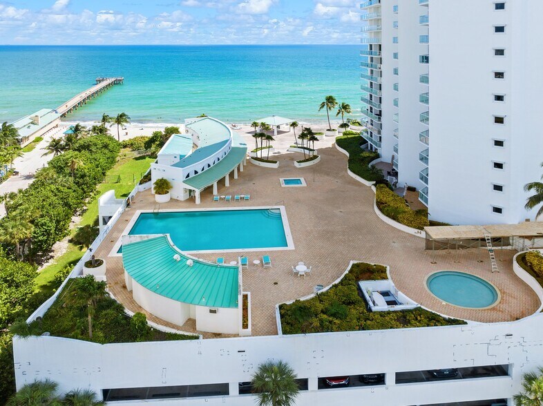 Building Photo - 16485 Collins Ave