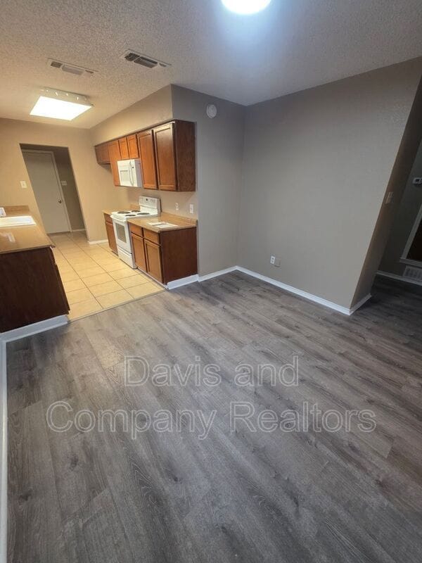 Building Photo - 4422 Fairgate Dr