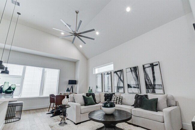 Building Photo - 1131 W 17th St