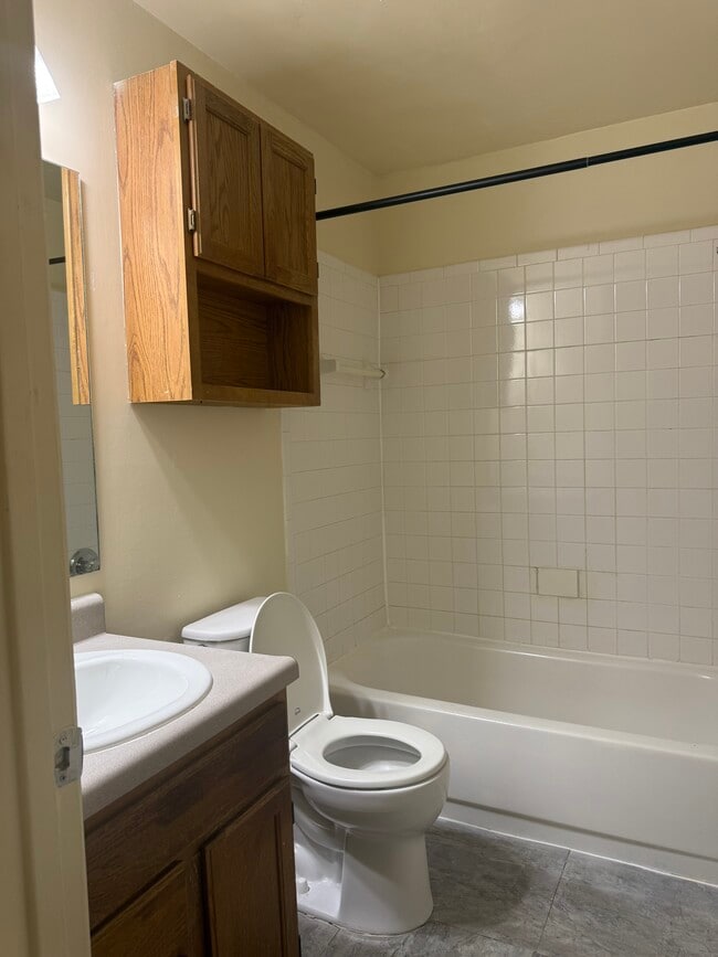 Building Photo - College Manor