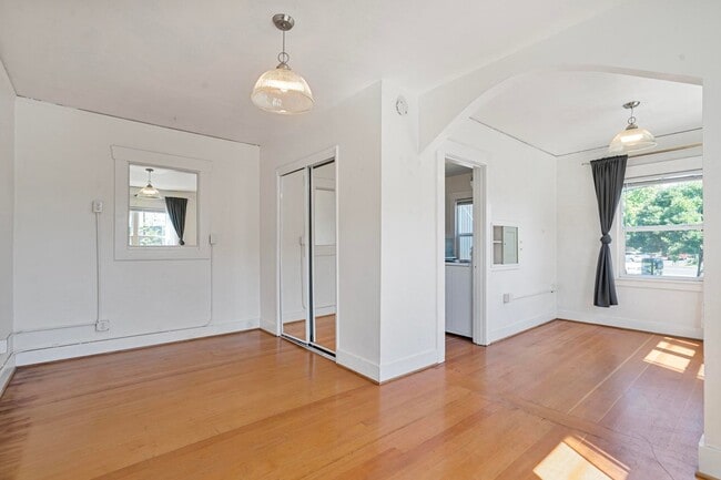 Building Photo - Charming close-in Foster-Powell studio in four-plex—Updated kitchen & bath, shared laundry, share...