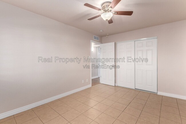 Building Photo - 5438 S 46th Pl