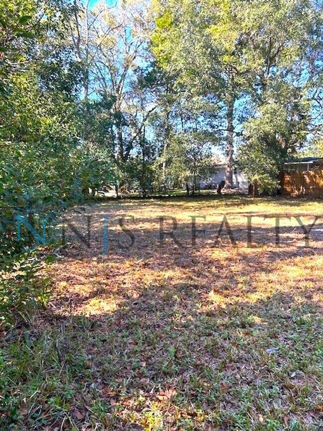 Building Photo - JUST REDUCED!!!!  BEAUTIFULLY UPDATED 3/1 889sq ft home. with upgraded kitchen & bath & covered p...