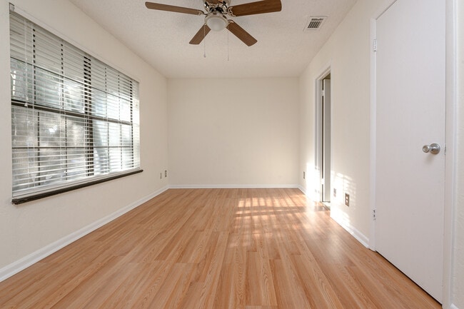 Building Photo - 5 Oakwood Park