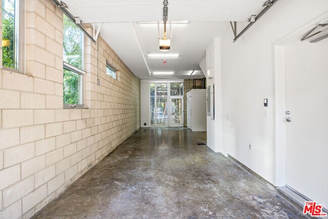 Building Photo - 3450 Cahuenga Blvd W