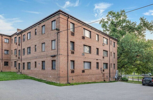 Building Photo - Spacious Sunlit 2BR Apartment – Prime Location in Southwest DC!!