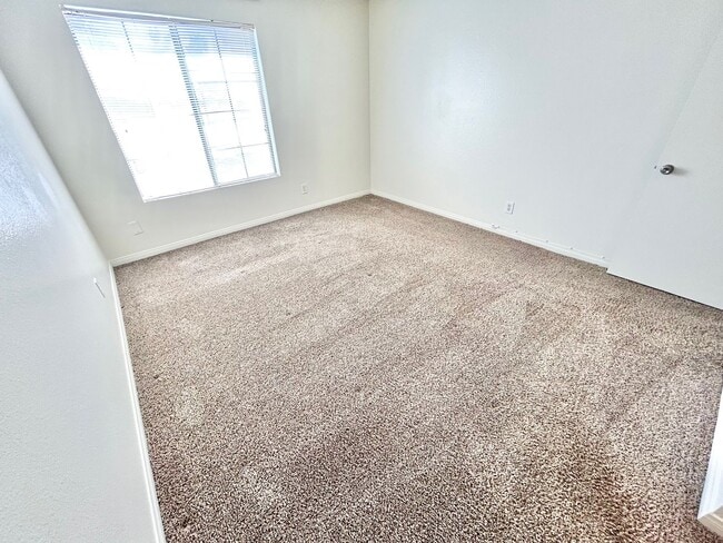 Building Photo - ADORABLE UPSTAIRS CONDO! 2 BEDROOM / 2 FUL...