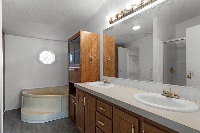 Building Photo - 571 Lindsey Dr