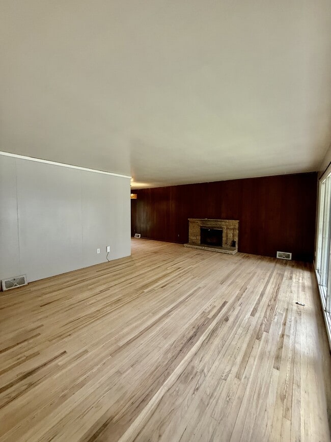 Building Photo - 1691 Meadowmoor Rd