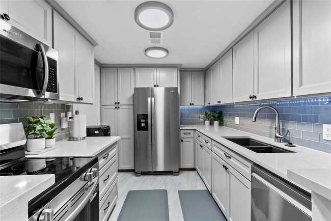 Building Photo - 604 S Ripple Creek Dr