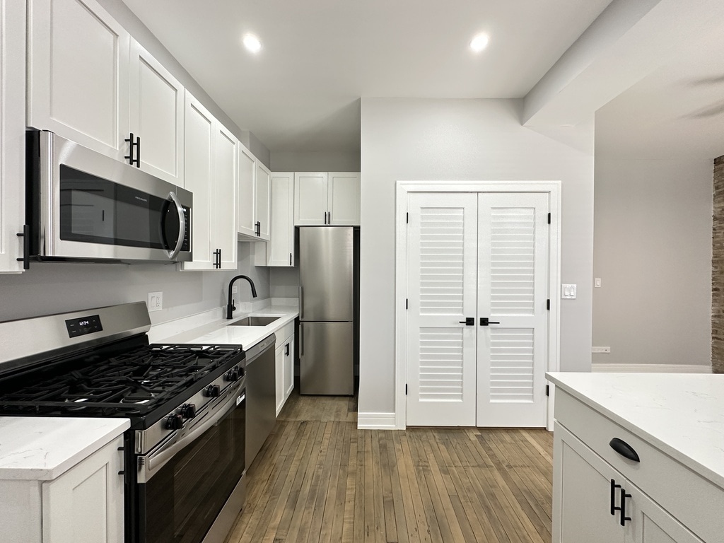 Building Photo - 3840 N Wilton Ave