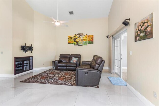 Building Photo - 9210 Oak Grove Cir