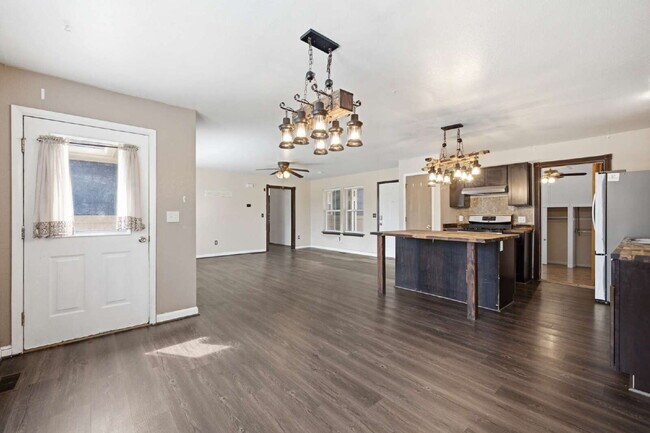 Building Photo - Spacious 5-Bed Retreat with Modern Updates in Aurora. Included - Greenhouse and Shed!