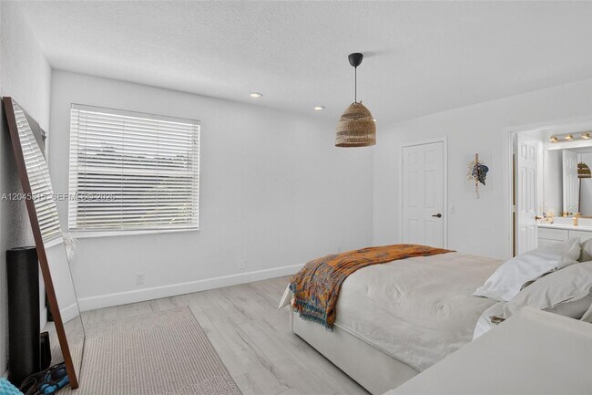 Building Photo - 981 Waterside Cir