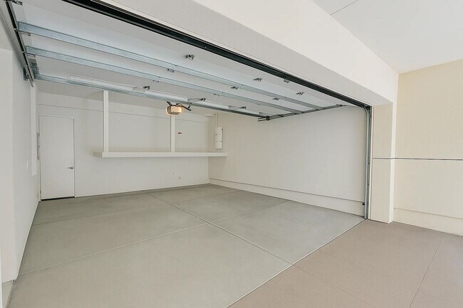 Building Photo - Rare 4-Bedroom Find in Redondo Beach