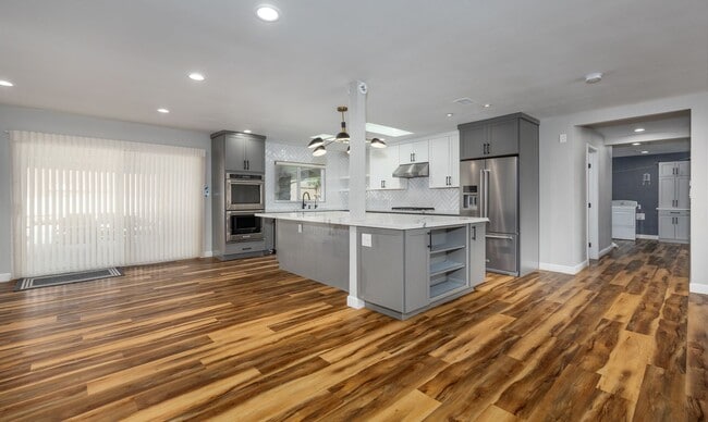 Building Photo - Large, Gorgeous Single Story Pool Home