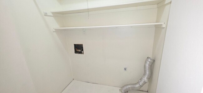Building Photo - 3 Bedrooms! 2 Living areas! close to Mall! $1695