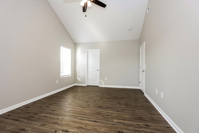 Building Photo - 1716 Sunray Dr