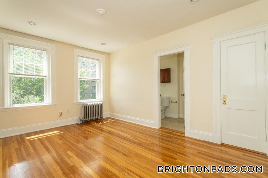 Building Photo - 286 Chestnut Hill Ave