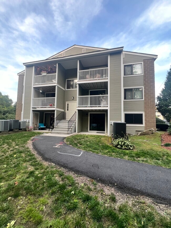 Building Photo - 4 Bridgeview Cir