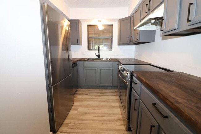 Building Photo - 122 Fairway Ave