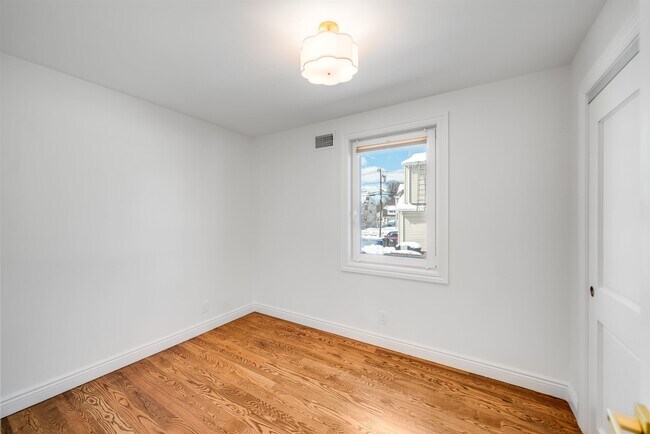 Building Photo - 11 Walnut St