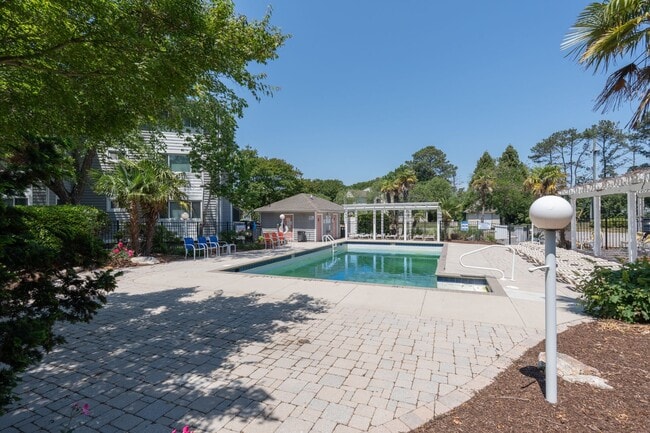 Building Photo - MOVE IN READY 2-bedroom in Virginia Beach!