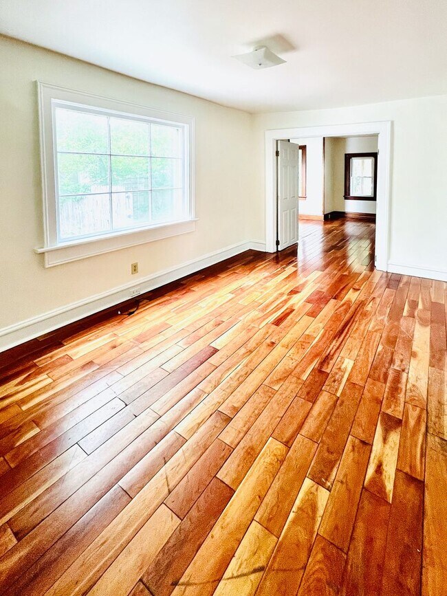 Building Photo - 5 Bedroom, 1.5 Bath Home near UVM (312 Col...