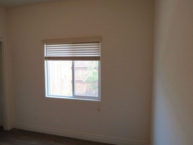 Building Photo - 305 Hampton Dr