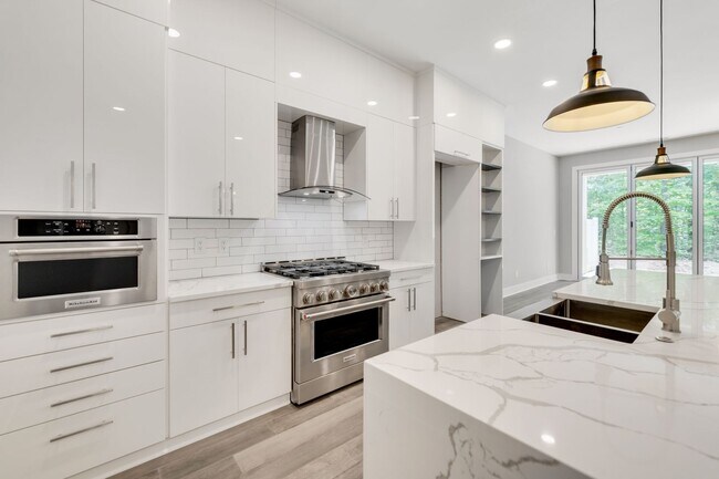 Building Photo - Absolutely STUNNING 3 Bed/ 4 Bath Townhous...