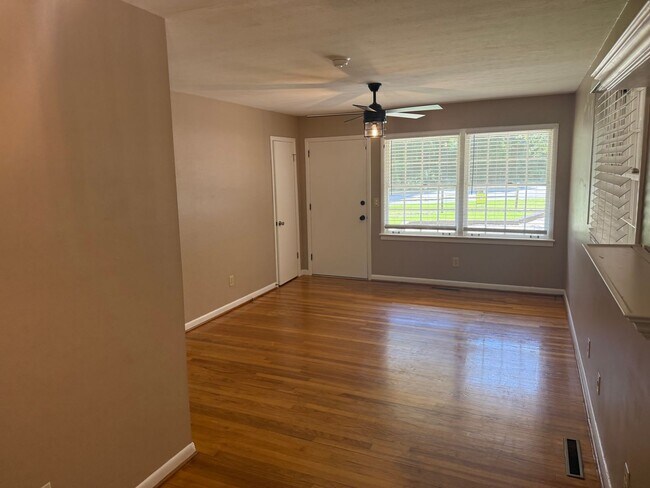 Building Photo - Charming 3-Bedroom Home