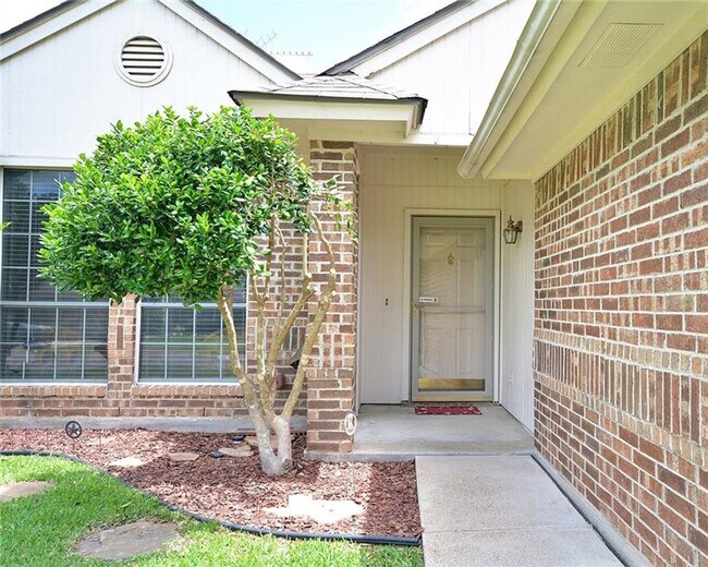 Building Photo - Charming 3 Bed 2 Bath Home in West Fort Worth