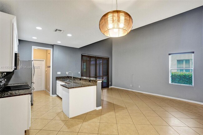 Building Photo - 2057 SE Avon Park Dr