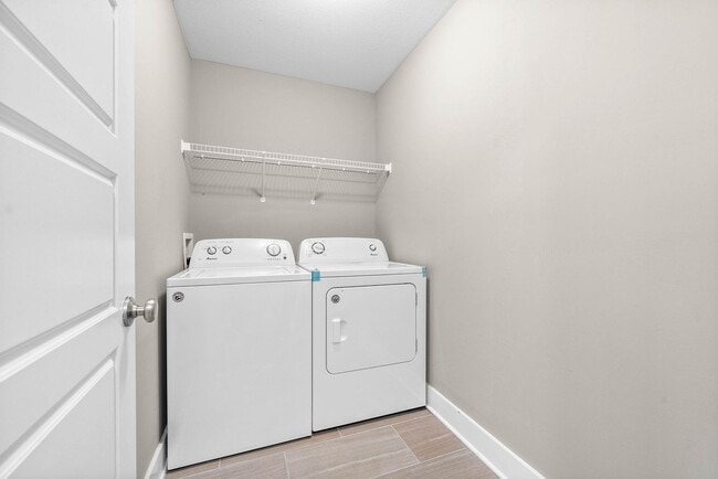 Building Photo - Large 2 Bedroom Condo For Rent Near Downtown Clarksville!