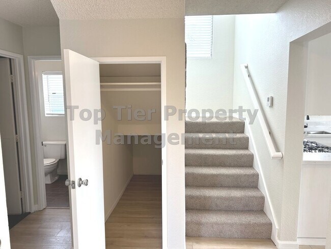 Building Photo - ***Beautiful 3 bed / 2.5 bath House in a N...